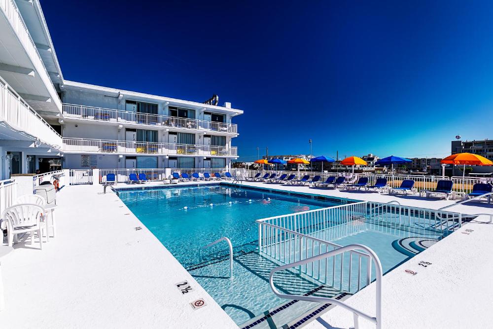 Type E (King w/Kitchen) - Pool/Oceanview Suite interior